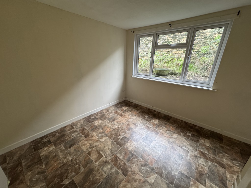 Lot: 156 - TWO DETACHED BUNGALOWS FOR IMPROVEMENT IN POPULAR LOCATION - 9- Bedroom